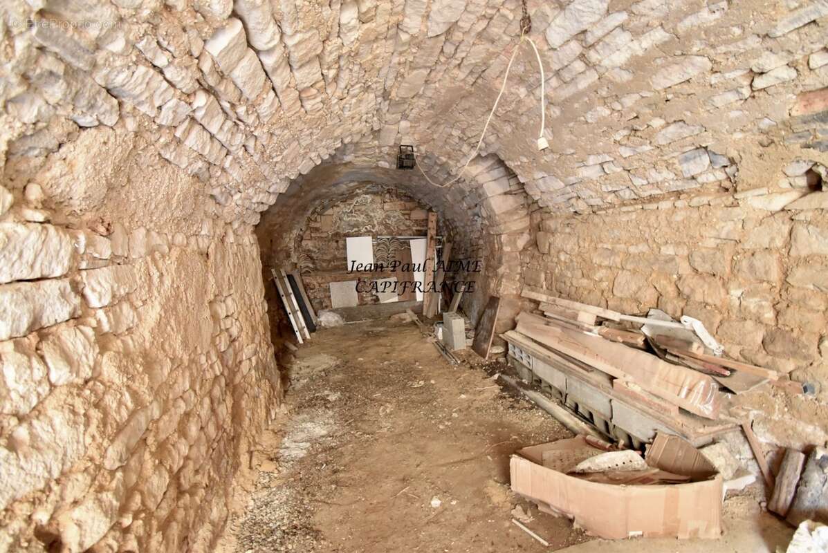 Issirac – centre du village – bâtisse en pierre d'une surface plancher d'environ 80 m2 à réhabiliter – permis de construire acce - photo 3