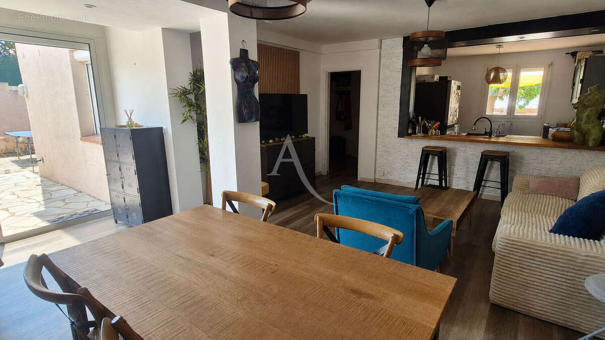 Maison familiale 108.5m² 4 chambres avec deux suites, garage aménagé et jardin - photo 2