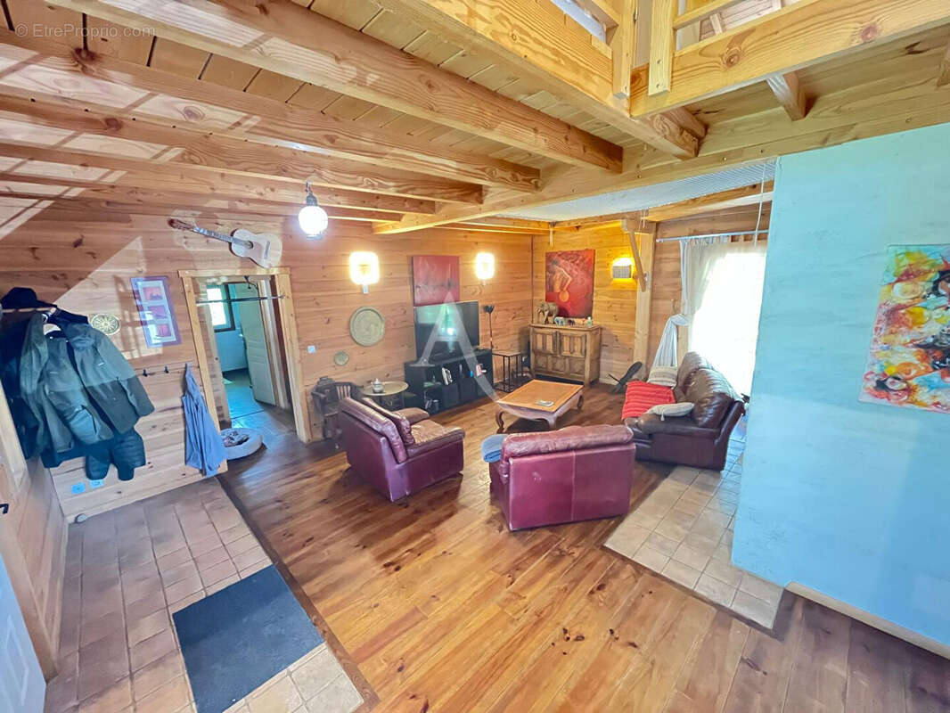 Grande maison familiale de 185m² avec studio indépendant sur plus de 2300m² de terrain ! - photo 7