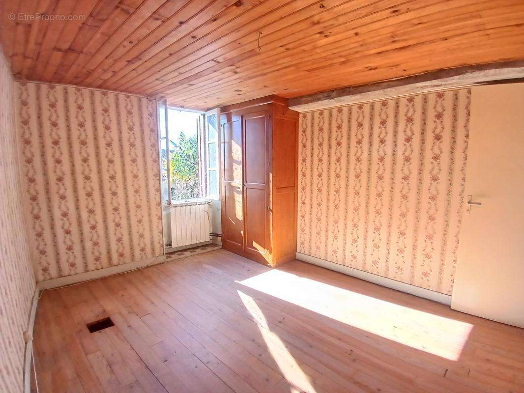 Maison à MONTMOREAU-SAINT-CYBARD