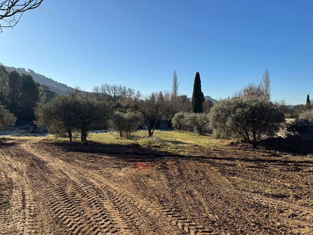 Terrain à vendre à Ventabren - 1060 m² - photo 2