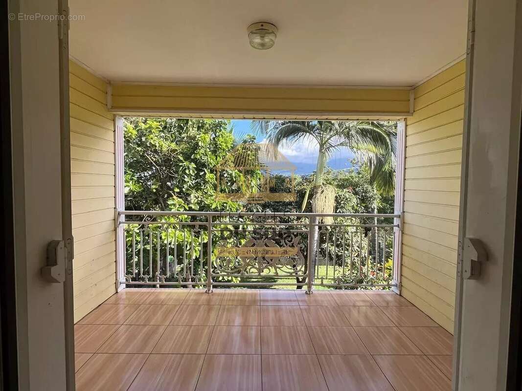 Maison T5 créolisée à vendre avec vue imprenable à Saint-Pierre 97410 – Fond d’impasse au calme - photo 3