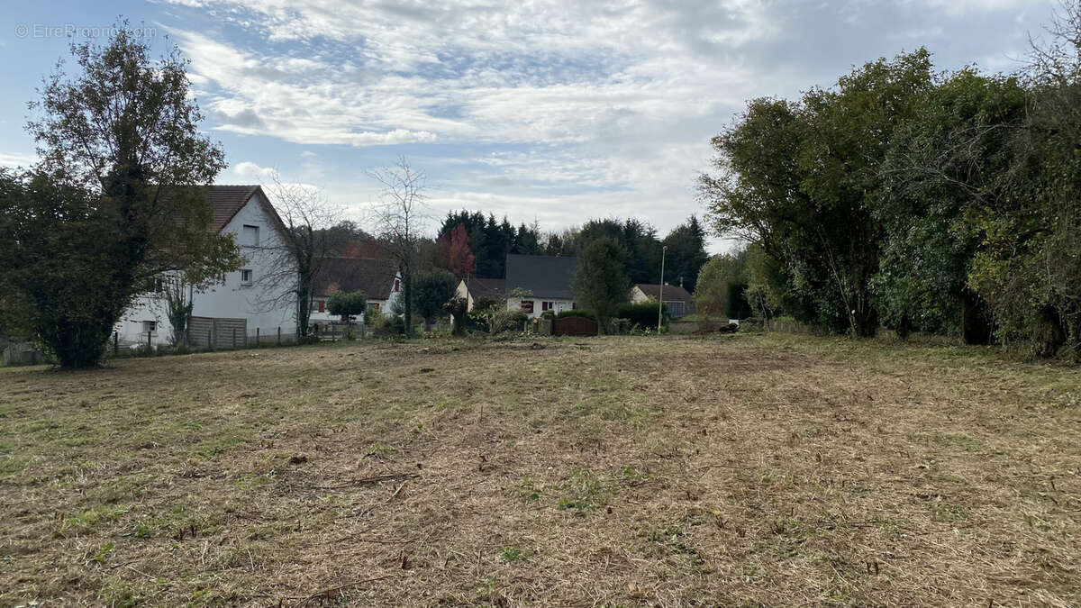 Terrain à MAGNAC-BOURG