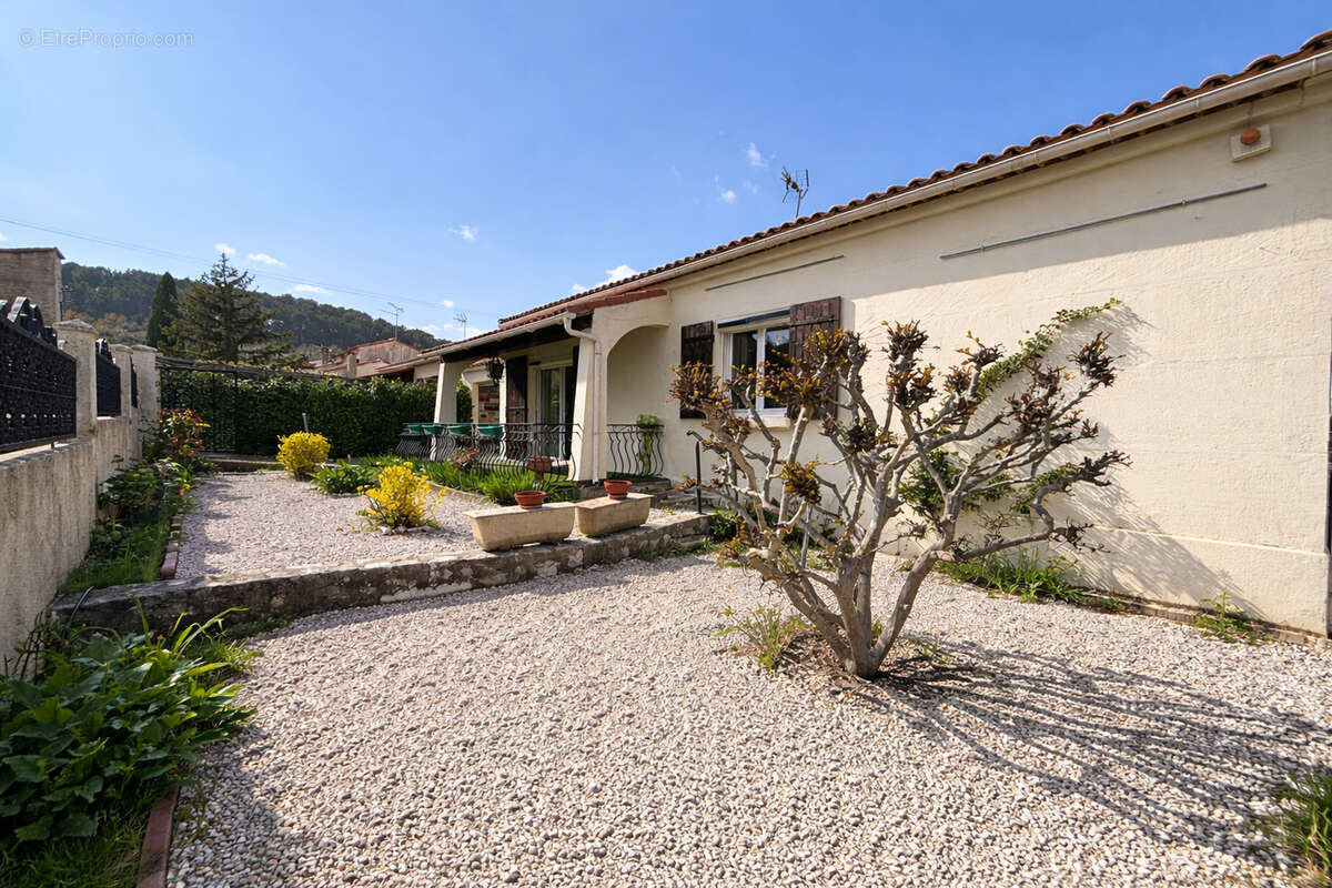 Maison de plain-pied - 93 m² - Terrain 407 m² - Environnement calme en impasse - photo 2