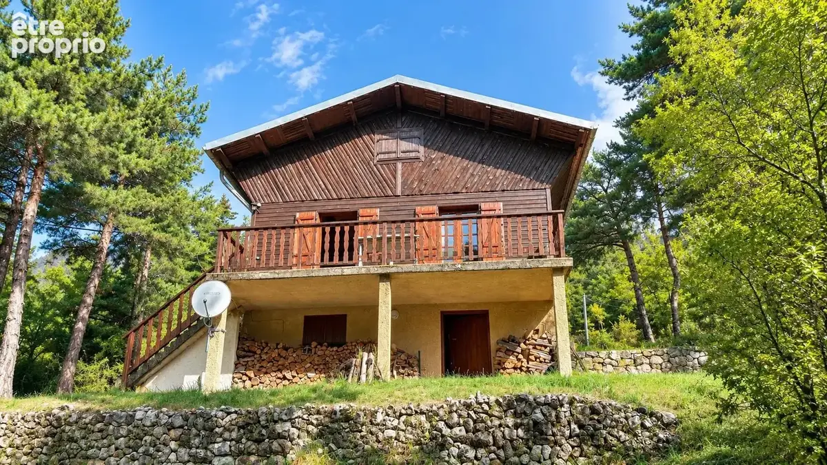 Chalet en bois avec terrasse plein sud et grand terrain arboré de 2 680 m² - photo 1
