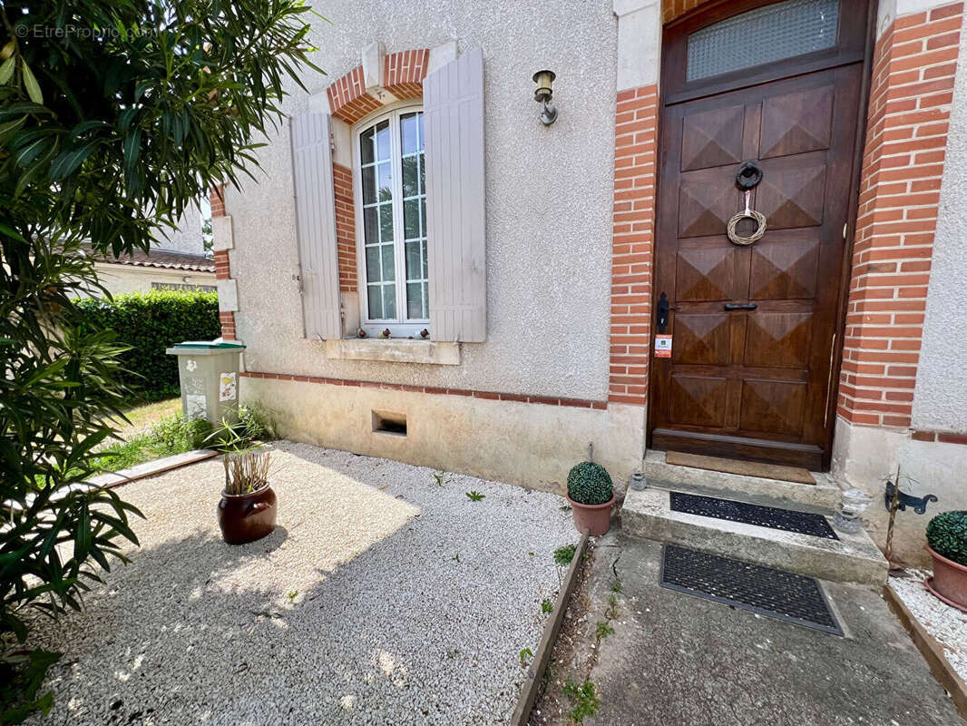 Découvrez cette agréable maison de ville entièrement rénovée récemment, offrant environ 142 m² habitables et un cadre de vie pra - photo 17