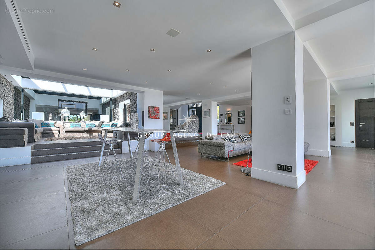 Villa d'exception à vendre à ST RAPHAEL avec vue mer. - photo 7