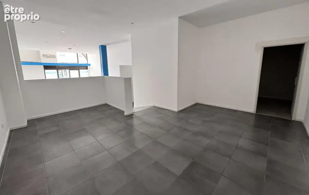 Local commercial 124 m² en emplacement stratégique, vitrine sur avenue - photo 6