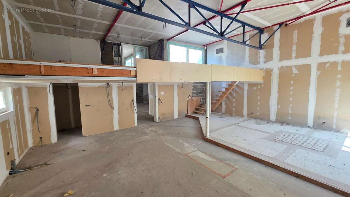 Loft d'exception en cours d amenagement - volumes uniques et potentiel infini avec ses dependances - photo 6