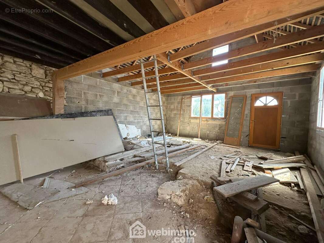 Toutes les fenêtres sont en double vitrage - Maison à CHERET