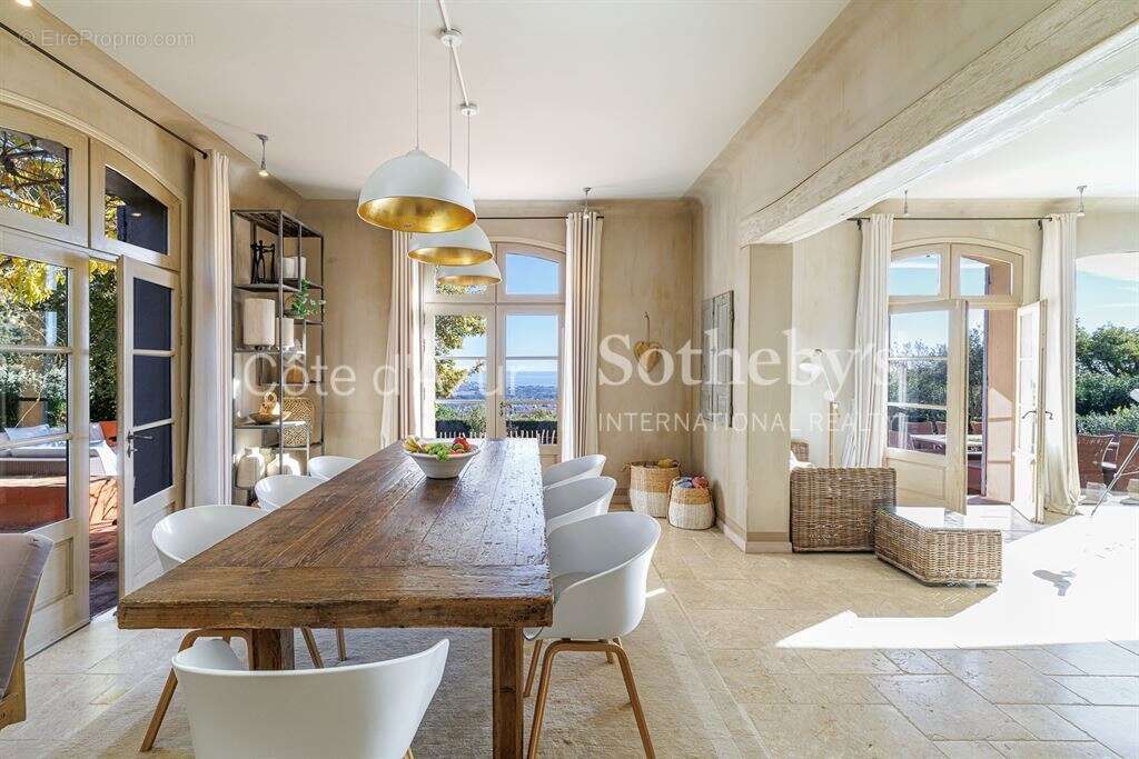 Vence bastide néo provençale avec vue mer, piscine chauffée et jardin paysager de 4 300 m² - photo 11