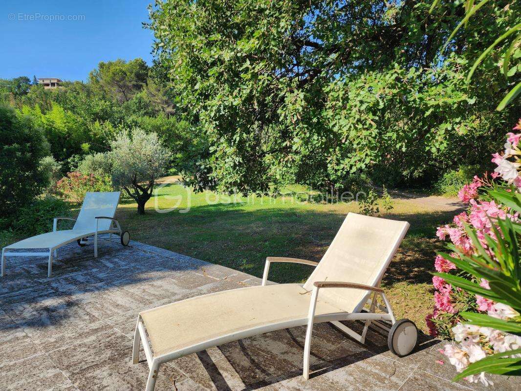 Batisse avec 5 chambres sur 3000m² de terrain avec piscine - photo 7