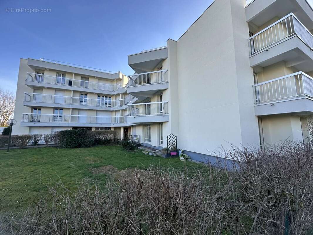 Appartement à LE MESNIL-SAINT-DENIS