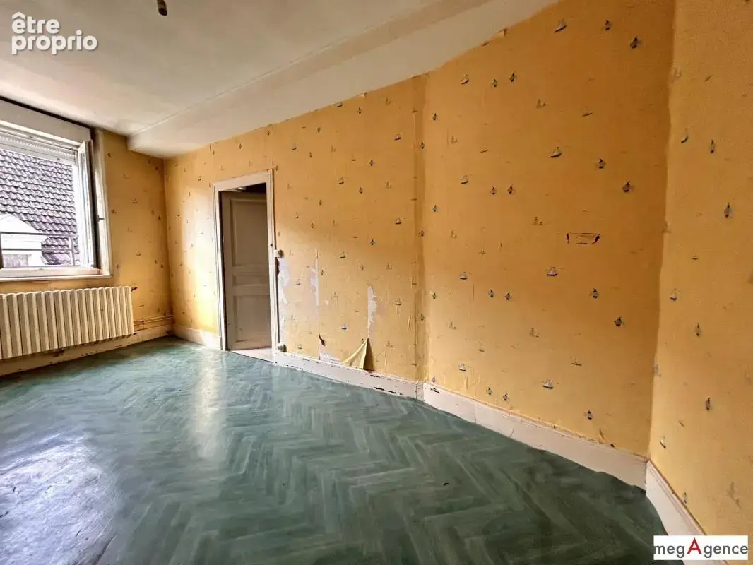 En centre ville 165.29 m², comprenant : logement d'habitation + ancien local commercial (avec boutique et vitrine) - photo 5