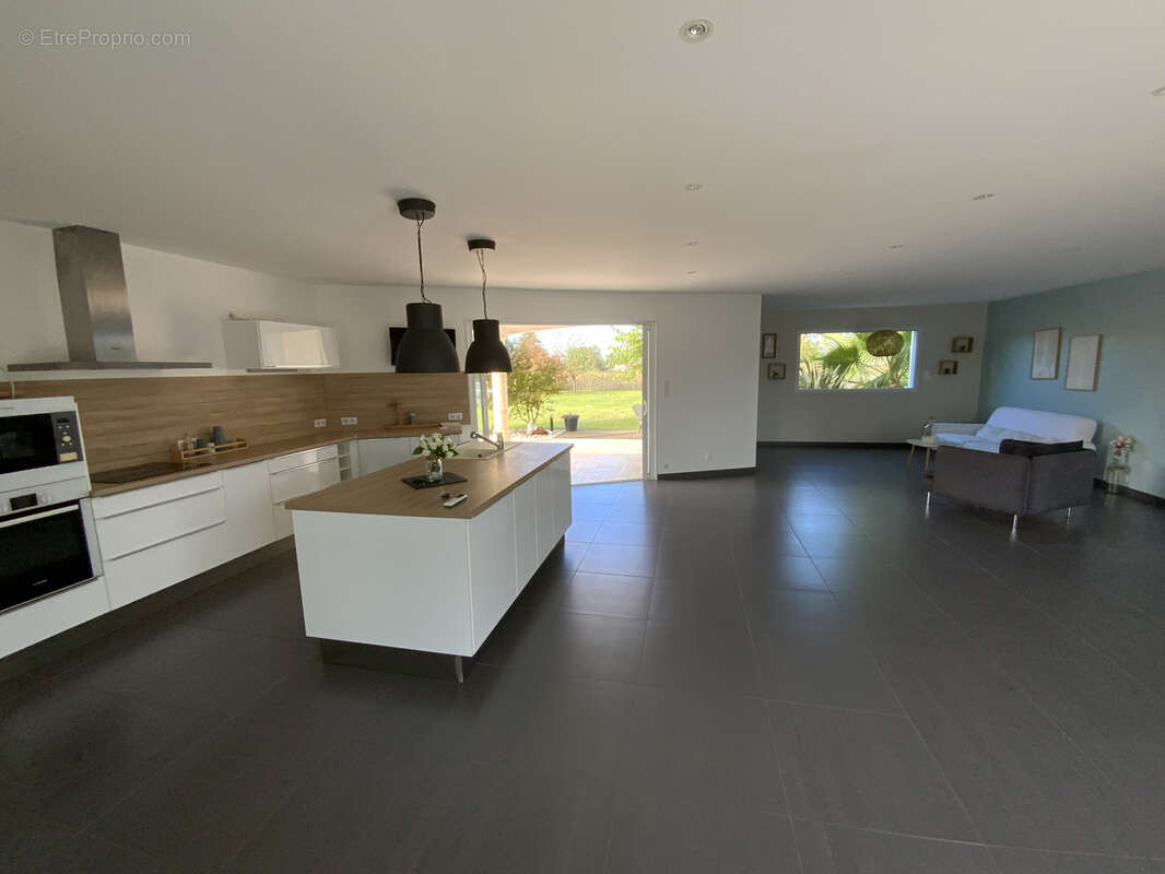 Maison à COURS-DE-PILE