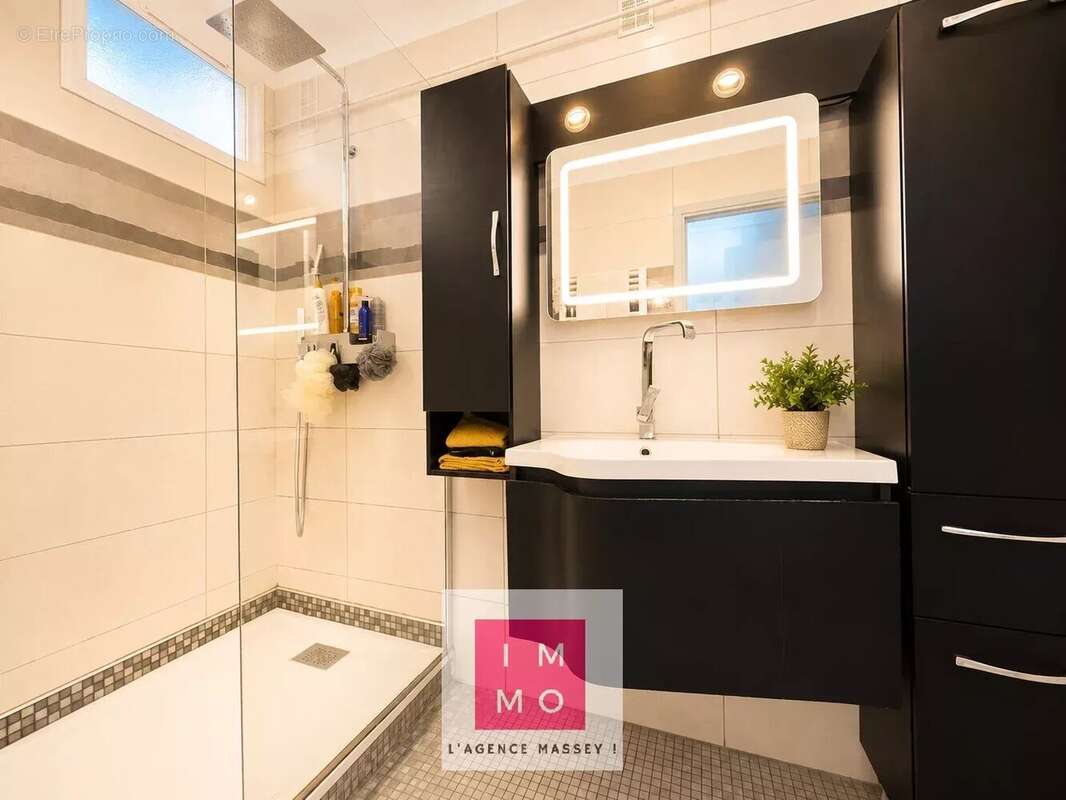 T3 lumineux de 56 m² – Balcon, grand garage, cave et parking – Secteur Jardin Massey - photo 19