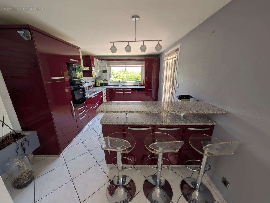 À moins de 10 minutes du centre-ville d'Aix-les-Bains – A vendre belle maison individuelle aux volumes généreux, idéale pour une - photo 6