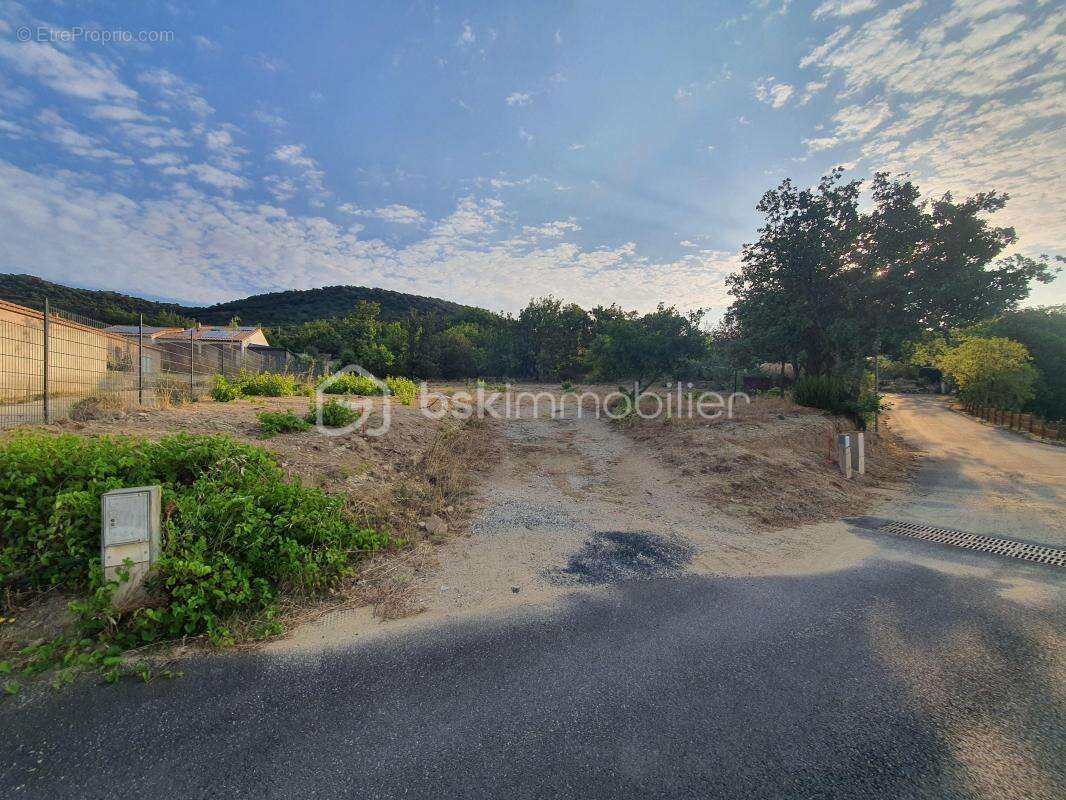 Terrain constructible -  viabilisé de 1095 m² - photo 3