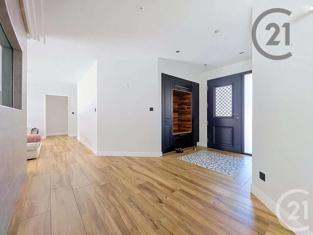 Maison 177 m² à Le Pavillon-Sainte-Julie  - photo 6