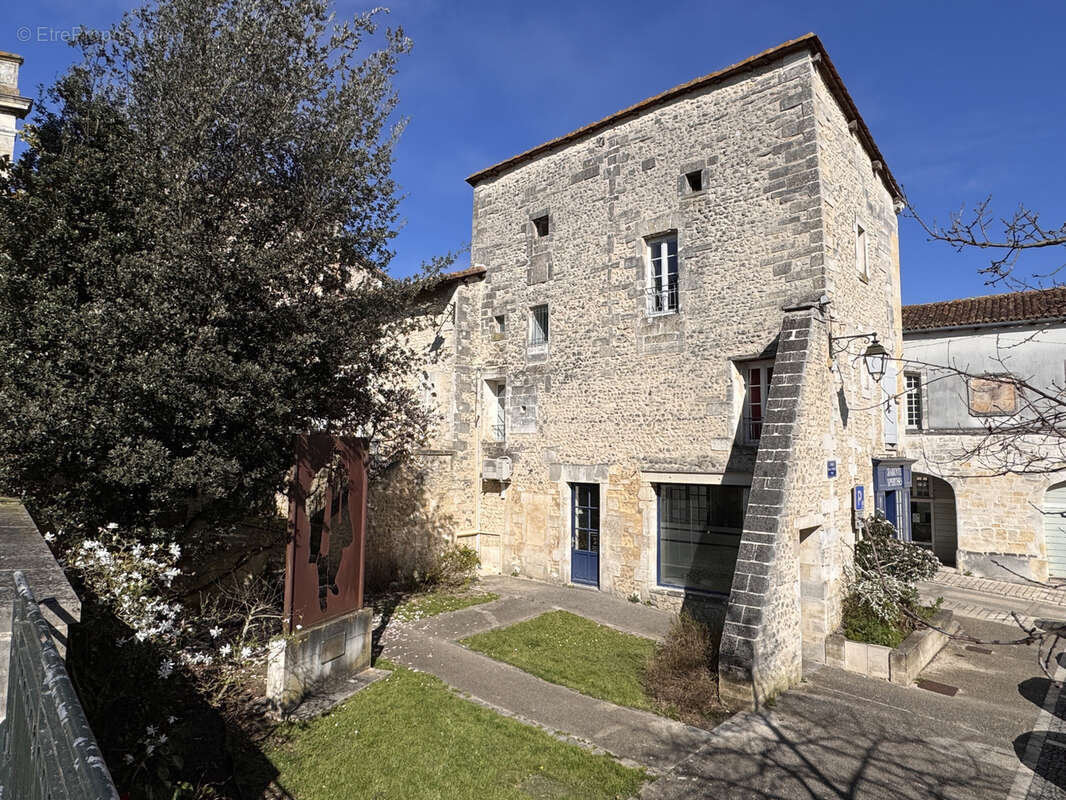 Appartement à BARBEZIEUX-SAINT-HILAIRE