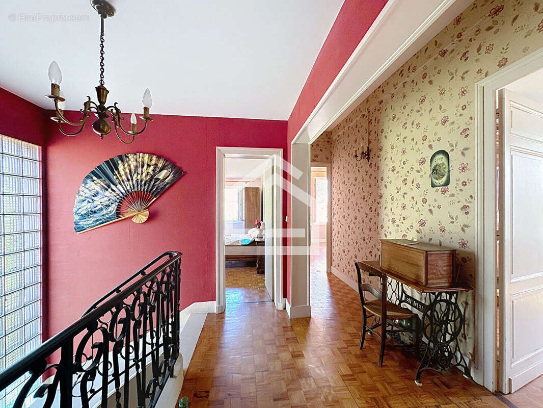 Maison à SAINT-MEDARD-DE-GUIZIERES