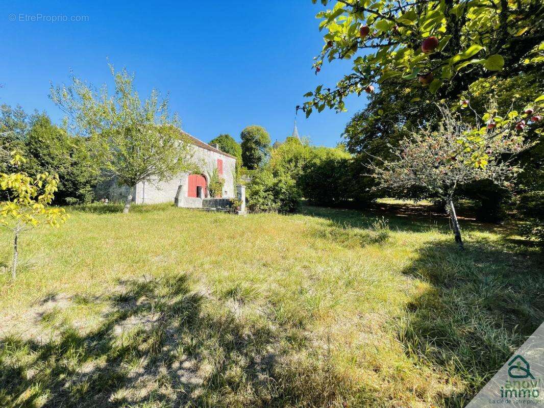 Maison à VILLEBOIS-LAVALETTE