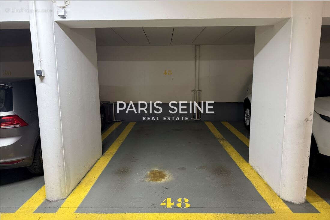 Parking à PARIS-1E