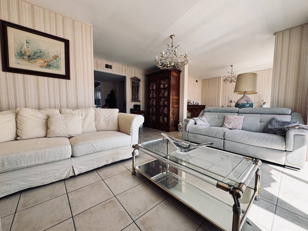 salon - Appartement à MARSEILLE-9E
