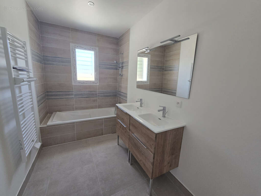 Maison à NISSAN-LEZ-ENSERUNE