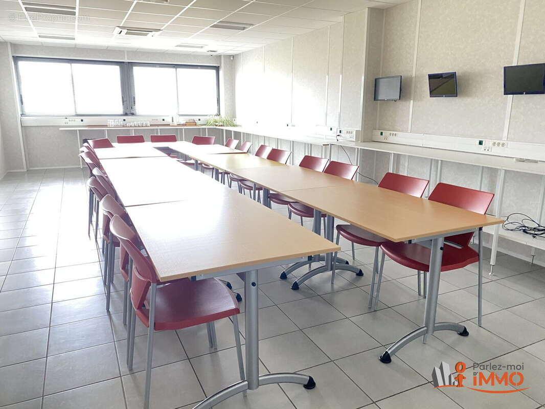 Commerce à VAULX-MILIEU