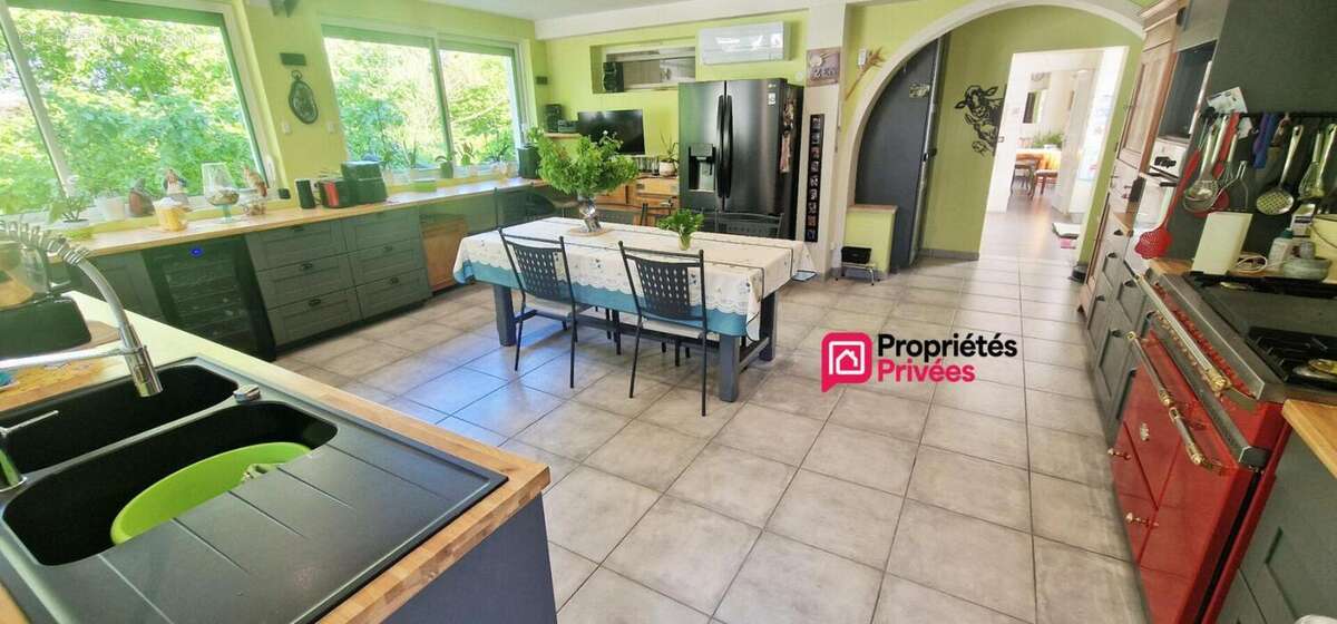 Très belle maison rénovée de 133 m² - 5 pièces - terrasses - dépendances - grange  et jardin arboré - photo 3