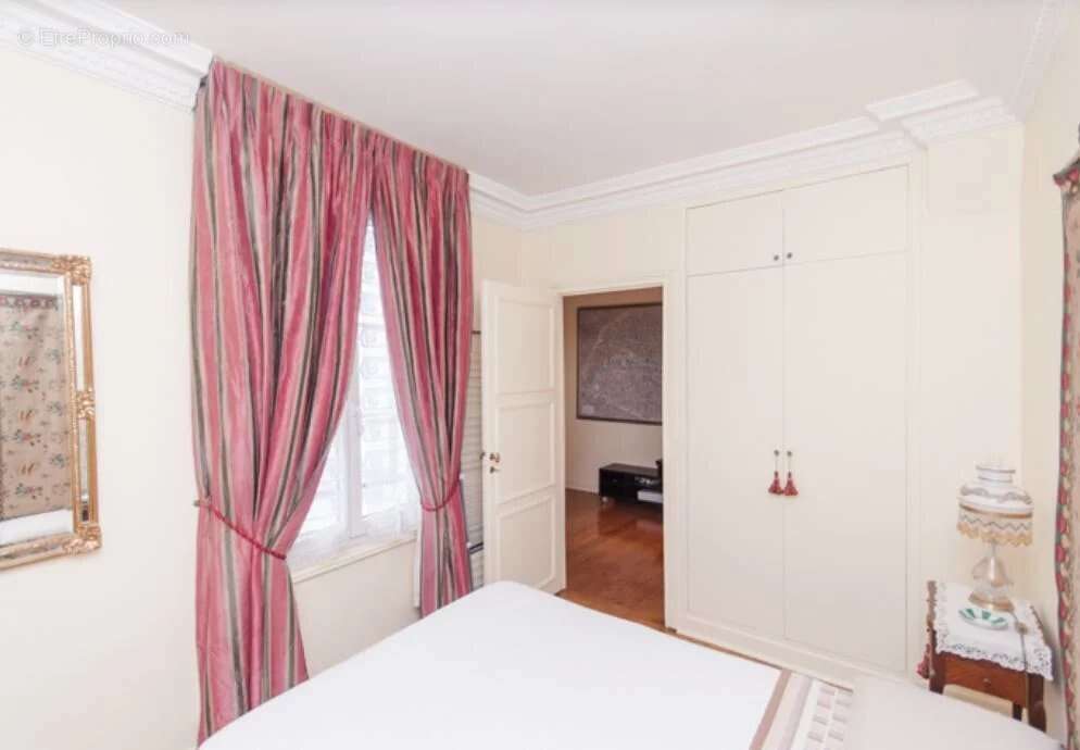 Appartement à PARIS-1E