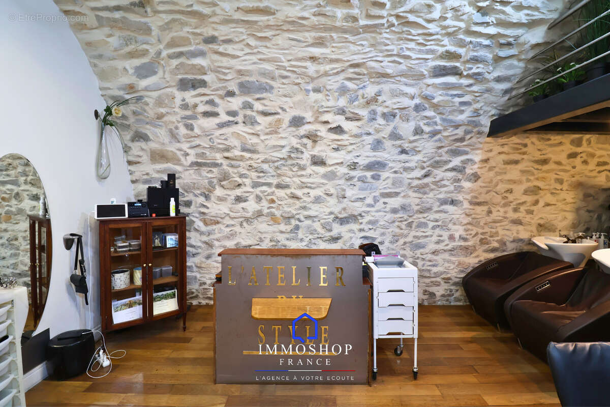 Commerce à ROQUEFORT-LA-BEDOULE