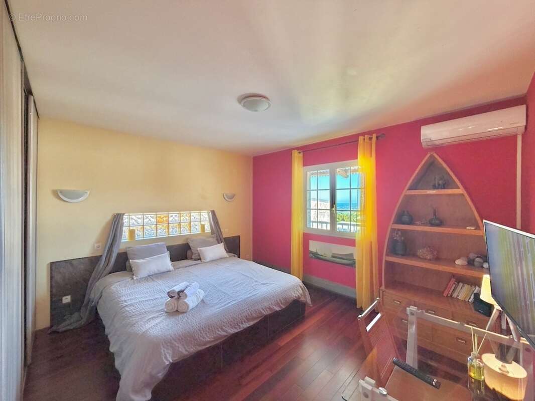 À vendre – Villa T11 d'exception avec piscine, jacuzzi et fort potentiel locatif – Mont-Vert-les-Bas (Saint-Pierre) - photo 8