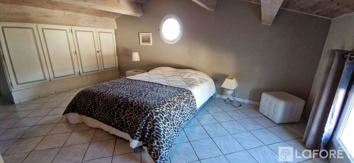 Maison à SAINT-MITRE-LES-REMPARTS