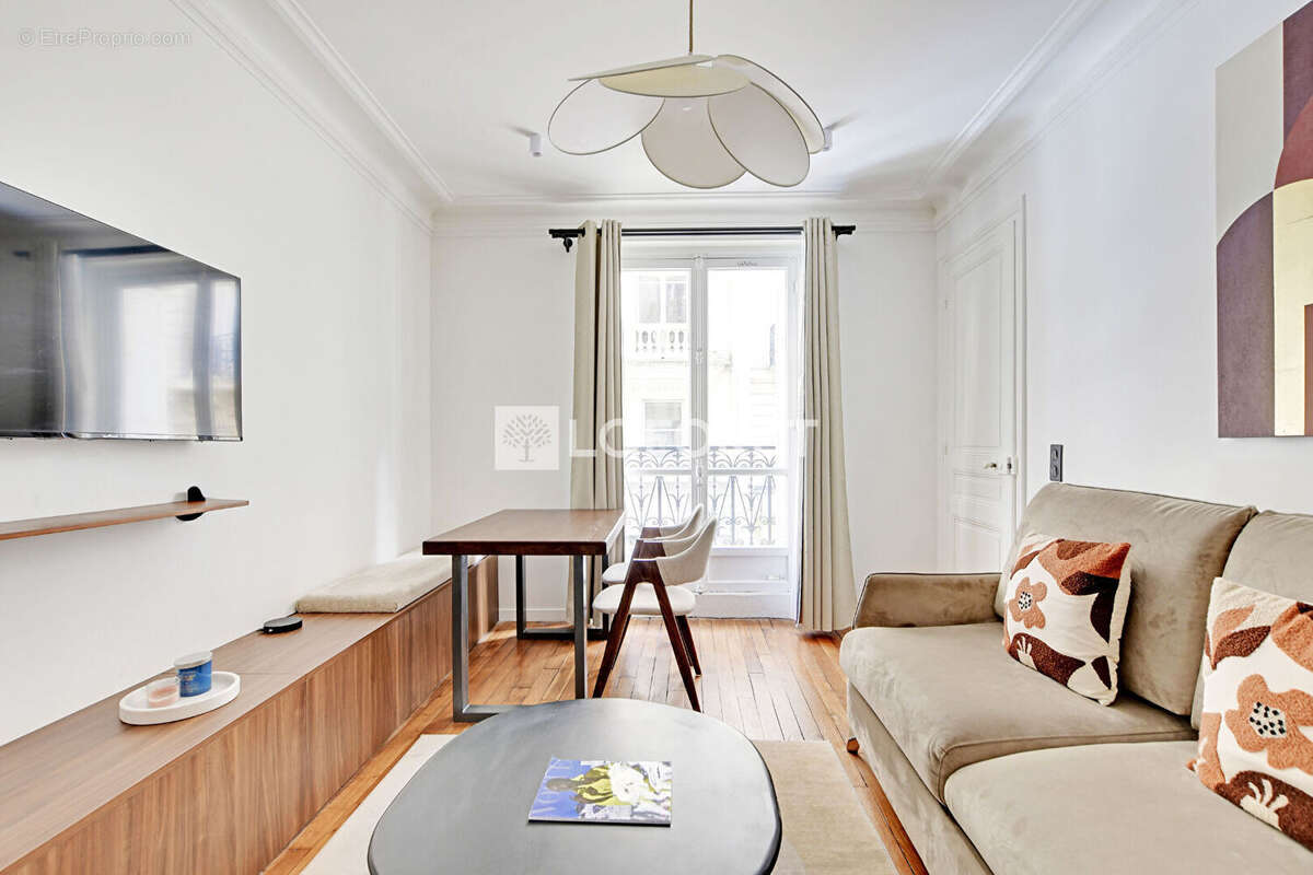 Superbe 2 pièces de 42 m² entièrement rénové, au pied du métro Vaugirard, immeuble ancien ! - photo 2