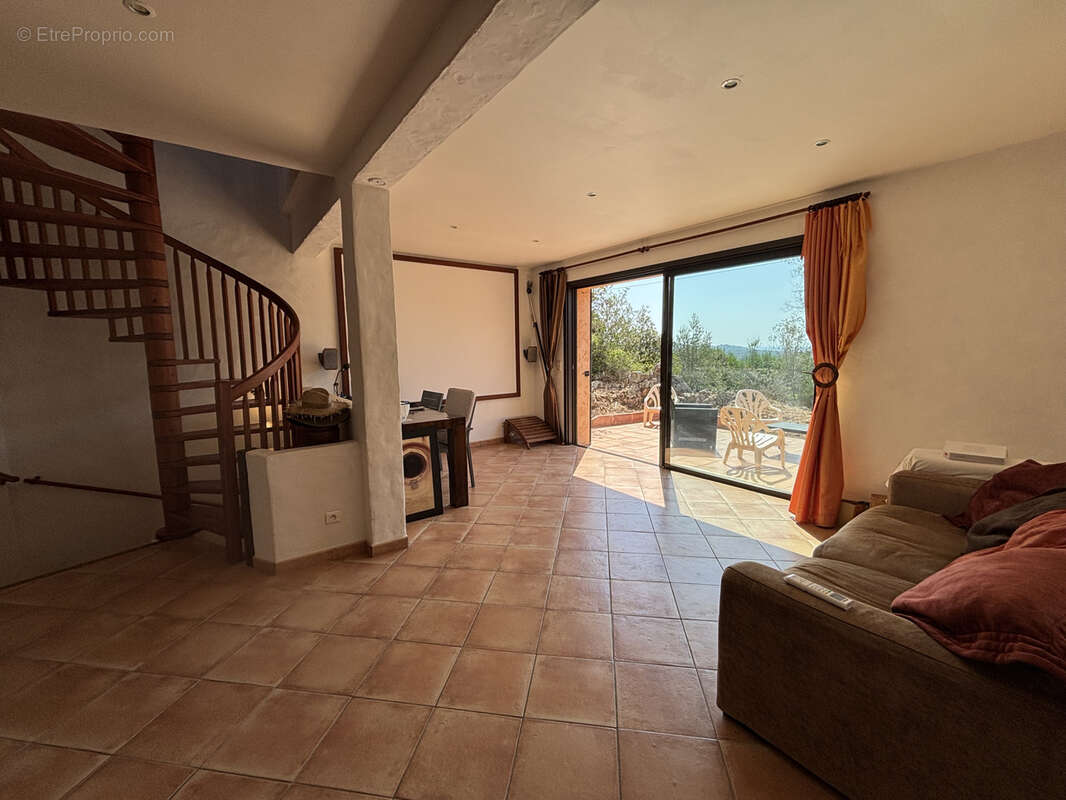 Villa avec vue mer panoramique édifiée sur un terrain de plus de 4150m2 avec piscine. - photo 11
