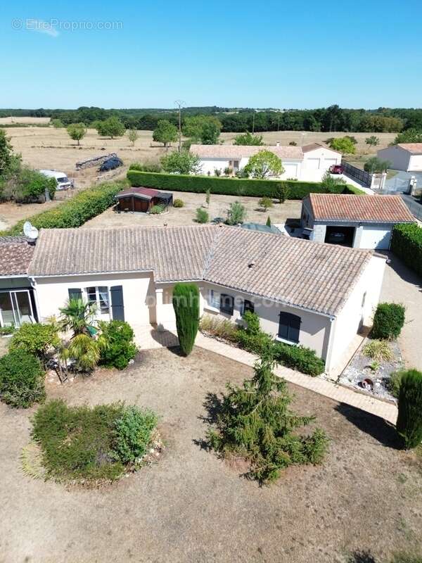 A SAISIR ! Maison de plain-pied de 125m² - 4 chambres - Agris (16) - photo 2