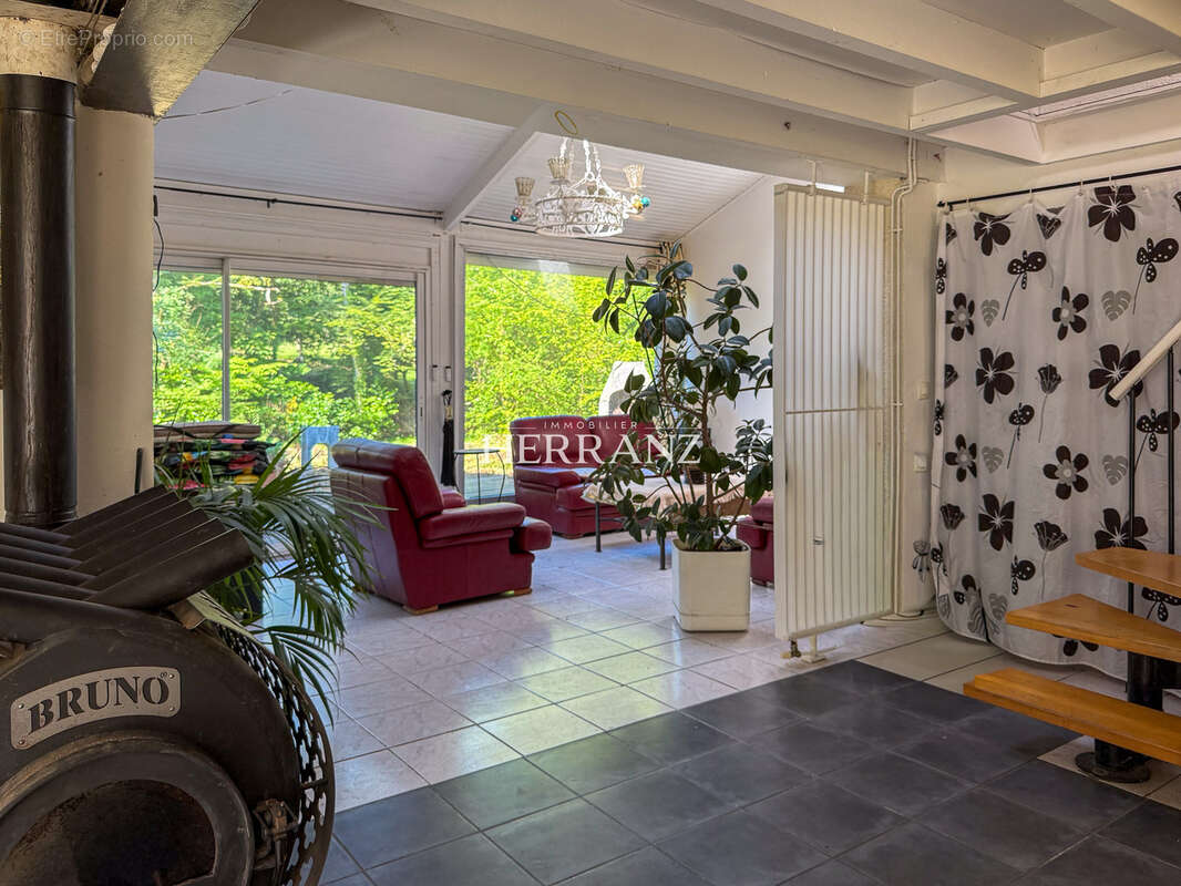 Maison  familiale 238 m2 au coeur d'un domaine boisé avec etang - photo 3