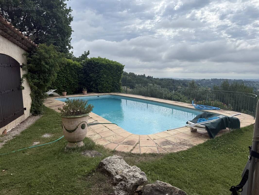 Maison à CHATEAUNEUF-GRASSE
