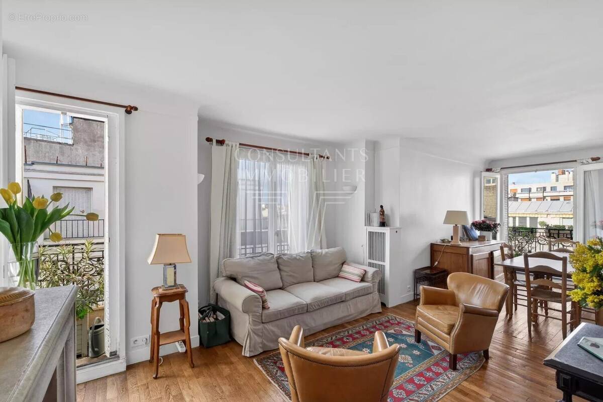 Appartement à PARIS-16E