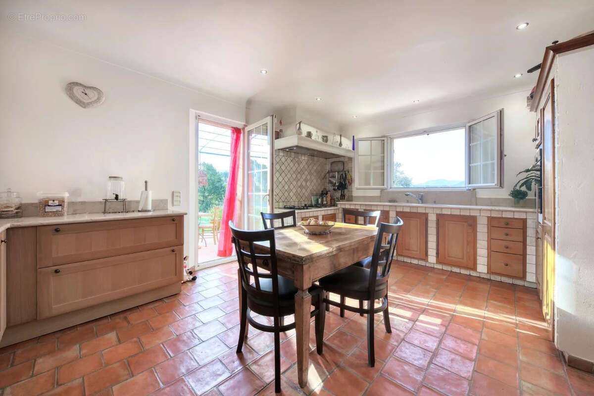 Villa de 200 m2 environ avec grand terrain de 2200 m2 et piscine cogolin - photo 12