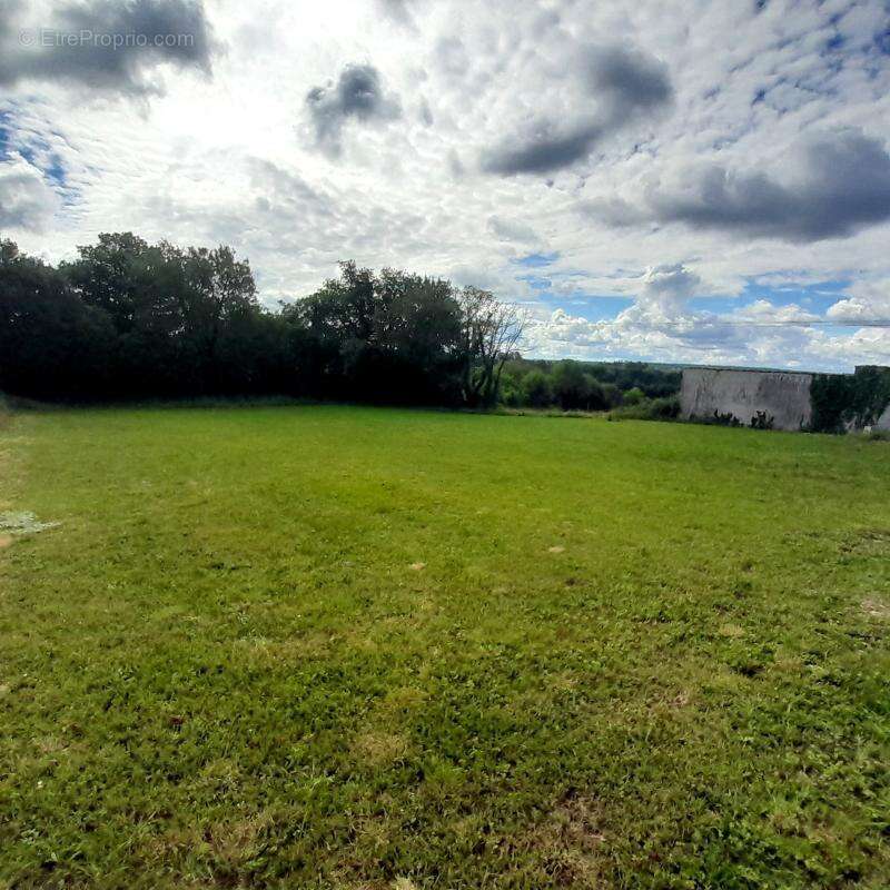 Terrain à bâtir viabilisé de 847,00 m² CHAMPNIERS (16) - photo 2