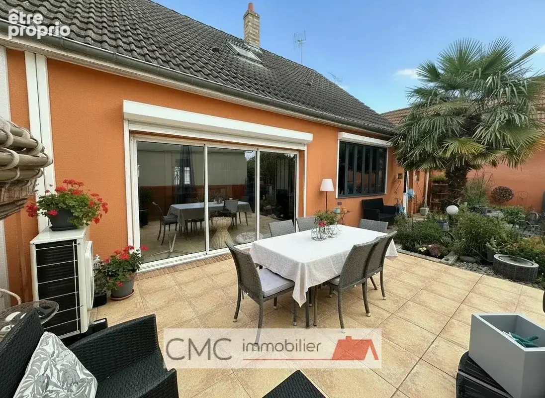 Luce-luisant   une maison lumineuse aux beaux volumes, avec jardin et grands espaces annexes ! - photo 1