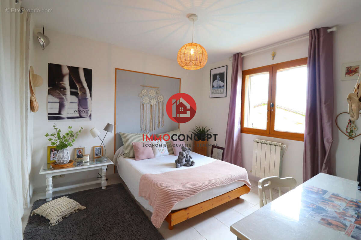 Maison à LAUDUN-L'ARDOISE