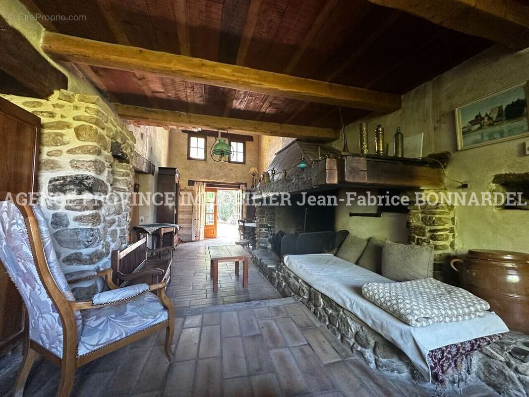 Maison à LES PILLES