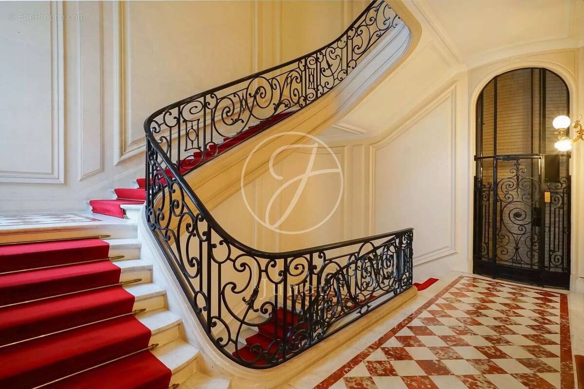 Appartement à PARIS-16E