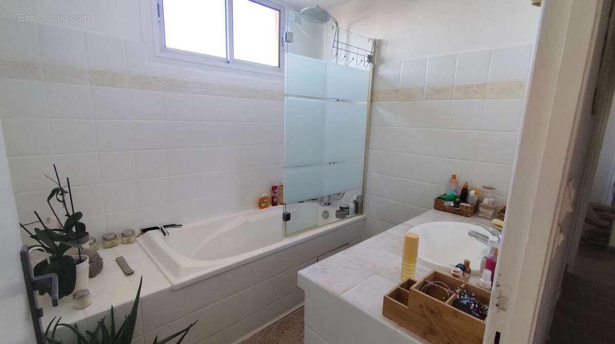 Appartement T3 Lumineux de 71 m2 avec Terrasse Cave et Garage - photo 4