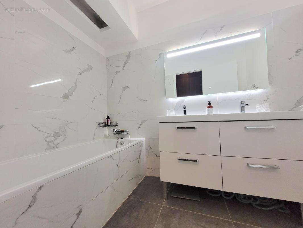 Appartement à MARSEILLE-8E