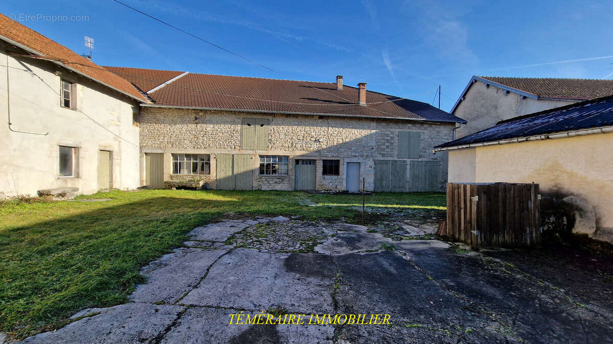 Maison à MONT-SUR-MONNET